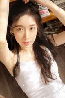 女子试衣间换衣服男子掀门被看光